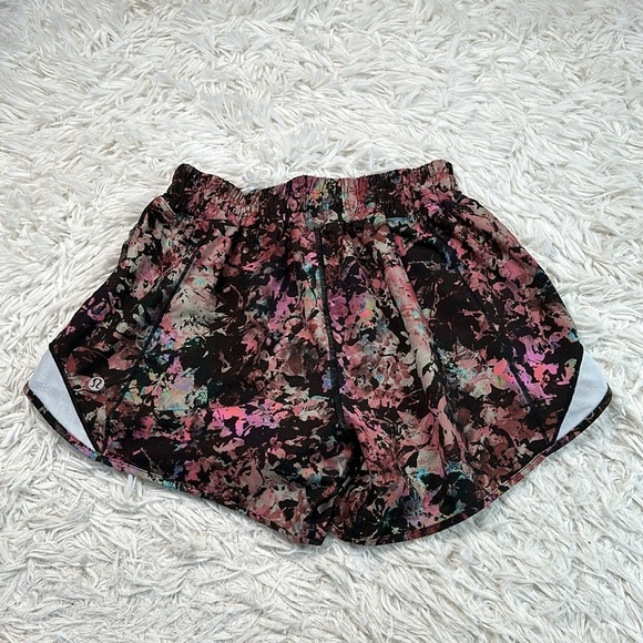 Lululemon Hotty Hot Low-Rise Lined Short 4" Stencil Blossom Red Multi - Picture 3 of 4